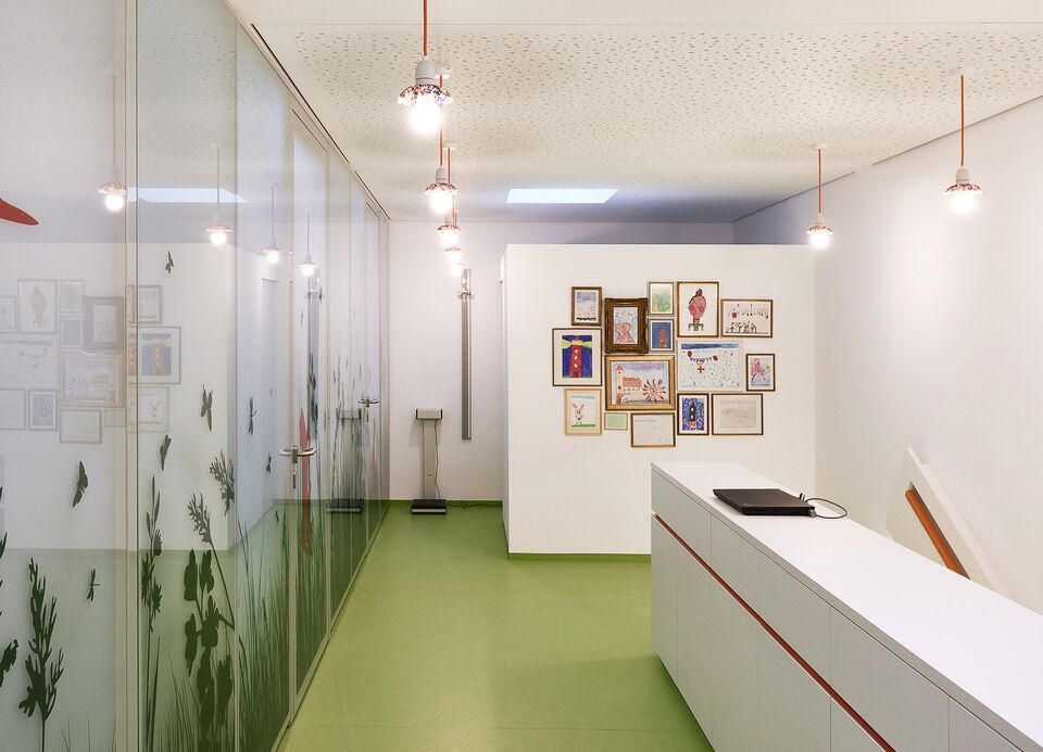 Kinderarztpraxis Mangelsdorf / Oberer Flur mit Untersuchungsräumen