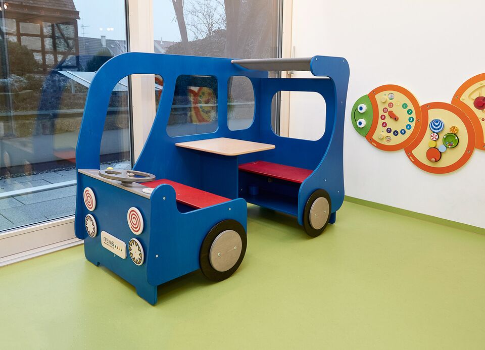 Kinderarztpraxis Mangelsdorf / Bus im Wartezimmer